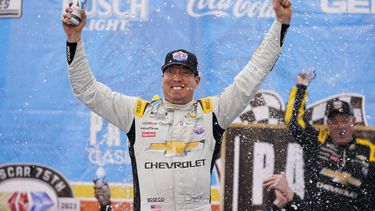 Busch logra primera victoria en cierre de Fontana en NASCAR