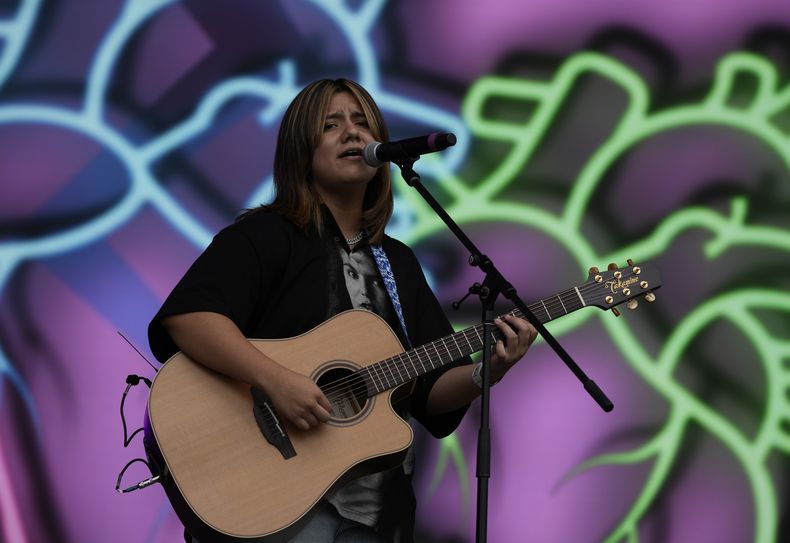 La vocalista Liz de Conexión Divina durante su concierto en el primer día del festival Arre en la Ciudad de México el sábado 9 de septiembre de 2023. (Foto AP/Fernando Llano)