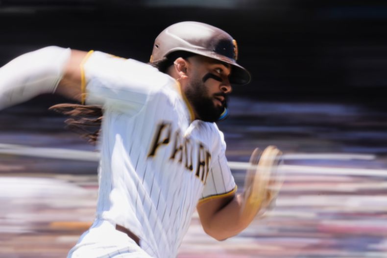 El dominicano Fernando Tatis Jr., de los Padres de San Diego, corre tras conectar un doble en el juego ante los Rockies de Colorado, el miércoles 29 de julio de 2026 (AP Foto/Gregory Bull)