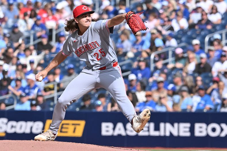 El abridor de los Rojos de Cincinnati Rhett Lowder lanza en la primera entrada del encuentro ante los Azulejos de Toronto el sábado 26 de septiembre del 2026. (Jon Blacker/The Canadian Press via AP)