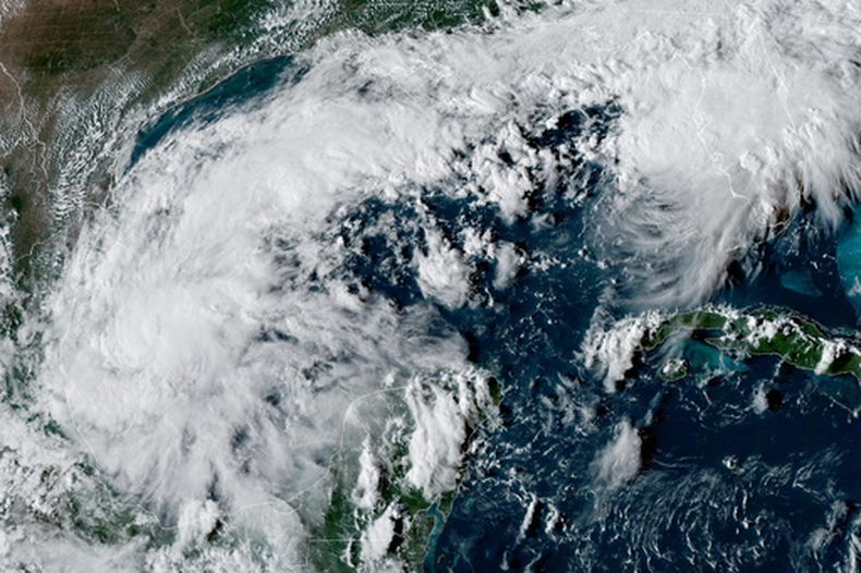 Esta imagen por satélite de la Oficina Nacional de Administración Oceánica y Atmosférica de Estados Unidos (NOAA, por sus siglas en inglés) muestra la depresión tropical 9, que se convirtió en la tormenta Isaías, sobre el golfo de México, el martes 6 de octubre de 2026. (NOAA via AP)
