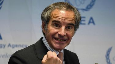 Rafael Mariano Grossi, director general del Organismo Atómico de la Energía Atómica, habla con reporteros durante un seminario en la sede de la agencia en Viena, Austria, el 28 de mayo de 2025. (AP Foto/Jon Gambrell)