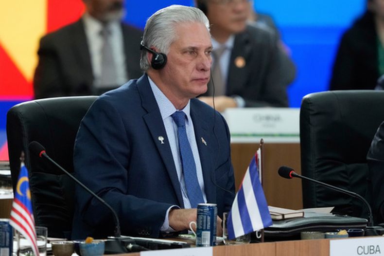 ARCHIVO - El presidente de Cuba, Miguel Díaz-Canel, participa en la 17.ª cumbre anual de los BRICS, el 6 de julio de 2025, en Río de Janeiro. (AP Foto/Eraldo Peres, archivo)
