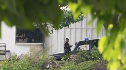 La policía custodia la embajada de Argentina el sábado 7 de septiembre de 2024, en Caracas, Venezuela. (Foto AP/Ariana Cubillos)