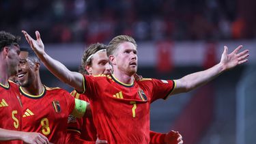 Kevin De Bruyne, centro, de Bélgica, celebra con sus compañeros después de marcar el segundo gol de su selección durante el partido de fútbol de la Liga de Naciones ante Turquía, el viernes 2 de octubre de 2026, en Lieja, Bélgica. (AP Foto/Omar Havana)