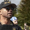 ARCHIVO - Enrique Tarrio, líder de la milicia de ultraderecha Proud Boys, habla en un acto en Delta Park en Portland, Oregon, 26 de de setiembre de 2020. Proud Boys leader Enrique Tarrio speaks at a rally in Delta Park on Sept. 26, 2020, in Portland, Ore. (AP Foto/Allison Dinner, File)