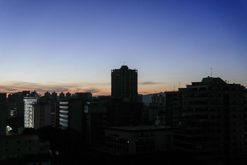 Edificios, en total oscuridad durante un apagón en Caracas, Venezuela, al amanecer del 30 de agosto de 2024. (AP Foto/Ariana Cubillos)
