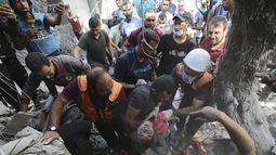 Palestinos rescatan a un niño de entre los escombros tras ataques aéreos israelíes en Ciudad de Gaza, en la Franja de Gaza, el miércoles 17 de octubre de 2023. (AP Foto/Abed Khaled)