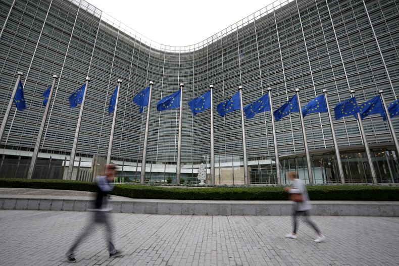 En esta imagen de archivo, banderas de la Unión Europea ondean en al sede del bloque, en Bruselas, el 20 de septiembre de 2023. (AP Foto/Virginia Mayo, archivo)