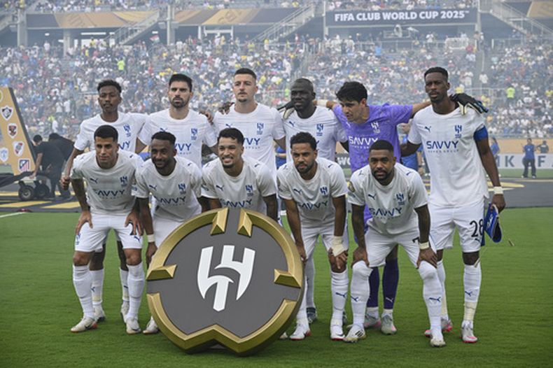 ARCHIVO - En esta fotografía de archivo del 4 de julio de 2025, los jugadores del Al Hilal posan antes del partido de cuartos de final del Mundial de Clubes entre el Fluminense y el Al Hilal en Orlando, Florida. (Foto AP/Phelan M. Ebenhack, Archivo)