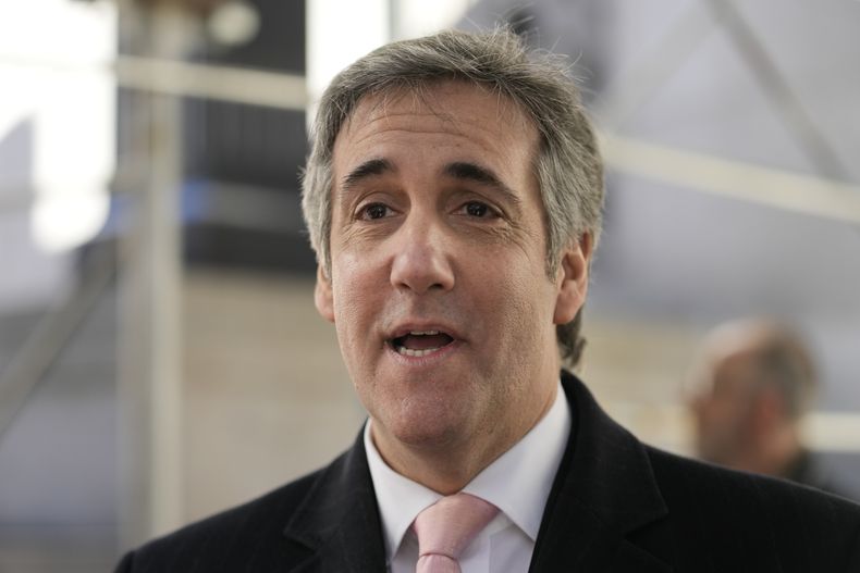 ARCHIVO - El ex abogado de Donald Trump, Michael Cohen, habla con los reporteros luego de un segundo día de prestar testimonio ante un jurado investigador, en Nueva York, el 15 de marzo de 2023. (AP Foto/Mary Altaffer, Archivo)