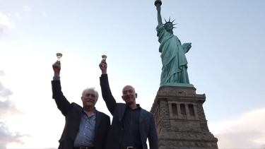 jeff bezos celebra su ascendencia cubana en la estatua de la libertad