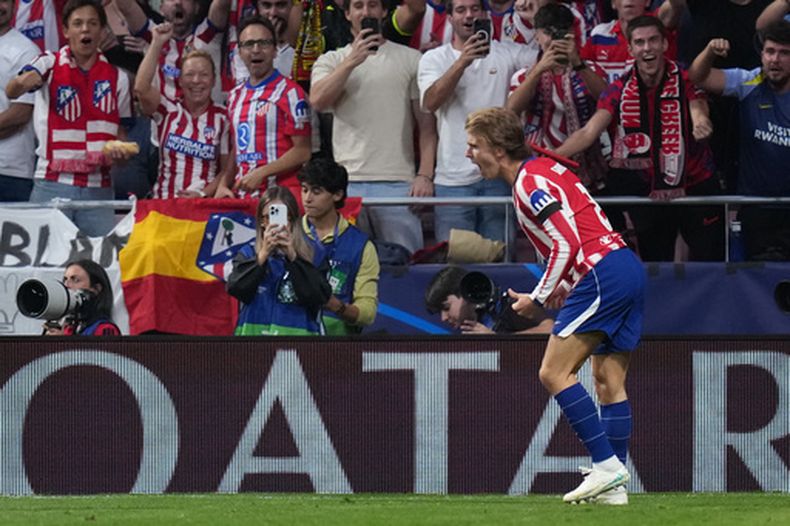 Pablo Barrios celebra tras anotar un gol para el Atlético de Madrid en el partido contra Manchester United en la Liga de Campeones, el martes 13 de octubre de 2026. (AP Foto/Bernat Armangue)