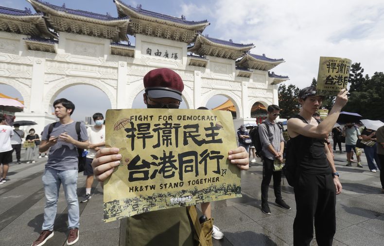 Activistas y simpatizantes de Hong Kong en Taiwán llevan a cabo una protesta para conmemorar el décimo aniversario del movimiento sombrilla de 2014 y el quinto aniversario del movimiento contra el proyecto de enmienda de la ley de extradición en Taipéi, Taiwán, domingo 9 de junio de 2024. B (AP Foto/Chiang Ying-ying)