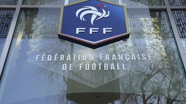 presidente del futbol frances deja el cargo; se le investiga