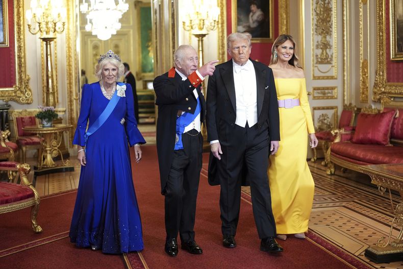 El presidente de EEUU, Donald Trump, y la primera dama, Melania Trump, a la derecha, llegan junto al rey Carlos III y la reina Camila de Reino Unido al banquete oficial de Estado celebrado en el Castillo de Windsor, en Windsor, Inglaterra, el miércoles 17 de septiembre de 2025. (Doug Mills/The New York Times vía AP, Pool)