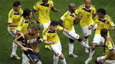 americateve | El jugador de Colombia, James Rodr&iacute;guez, centro, baila con sus compa&ntilde;eros festejando un gol ante Costa de Marfil en el Mundial el jueves, 19 de junio de 2014, en Brasilia, Brasil. (AP Foto/Themba Hadebe)