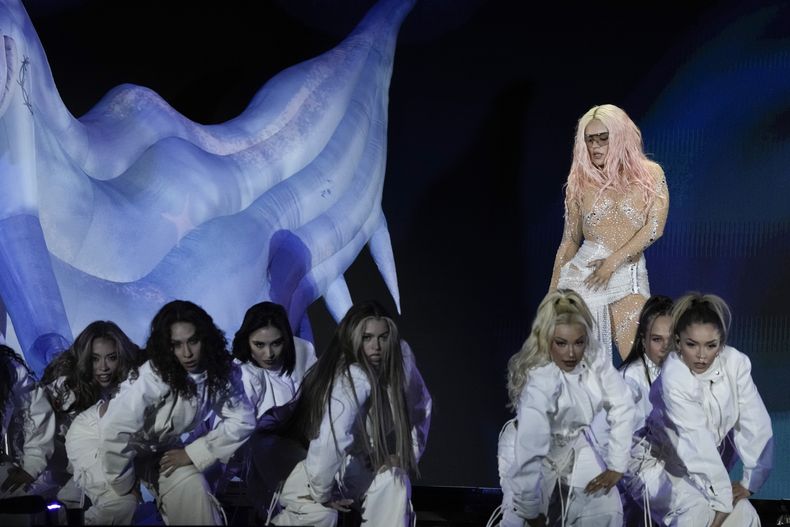 Karol G durante un concierto de su gira Mañana será bonito en el Estadio Azteca de la Ciudad de México el jueves 8 de febrero de 2024. (Foto AP/Eduardo Verdugo)