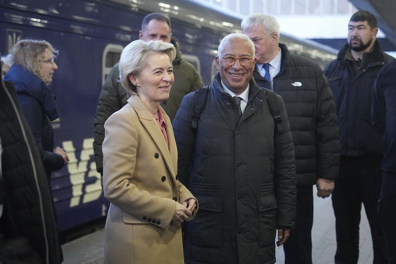 La presidenta de la Comisión Europea, Ursula von der Leyen, y el presidente del Consejo Europeo, Antonio Costa, llegan a una estación de tren en el tercer aniversario de la invasión rusa a Ucrania, el lunes 24 de febrero de 2025, en Kiev. (AP Foto/Efrem Lukatsky)