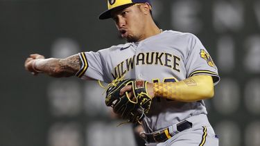 Cerveceros vencen a Medias Rojas; Yelich pega hit clave