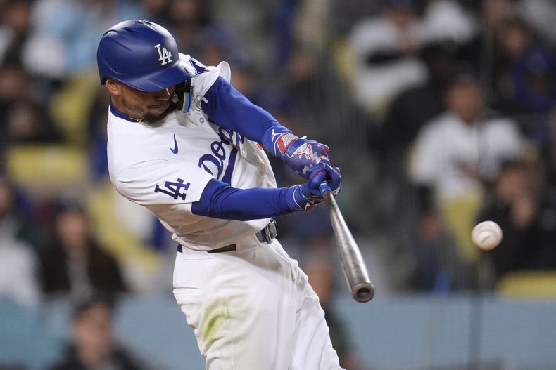 Mookie Betts, de los Dodgers de Los Ángeles, batea un sencillo ante los Padres de San Diego, el sábado 13 de abril de 2024 (AP Foto/Marcio José Sánchez)