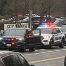 Vehículos de la policía llegan a la Escuela Cristiana Vida Abundante, en Madison, Wisconsin, ante el aviso de un tiroteo donde hubo varios muertos, el 16 de diciembre de 2024. (AP Foto/Scott Bauer)