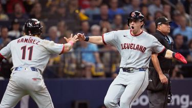 El dominicano José Ramírez celebra con su compañero de los Guardianes de Cleveland Chase DeLauter tras anotar con el sencillo de Nathaniel Lowe en la octava entrada del juego 1 de la Serie de Campeonato ante los Rays de Tampa Bay el lunes 12 de octubre del 2026. (AP Foto/David J. Phillip)