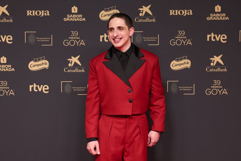 Oscar Lasarte llega a la 39ª edición de los Premios Goya en Granada, España, el sábado 8 de febrero de 2025, en Granada. (Foto AP/Fermin Rodriguez)