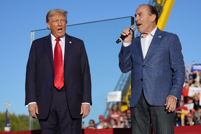 ARCHIVO - El candidato presidencial republicano, el expresidente Donald Trump, a la izquierda, escucha a Lee Greenwood en un mitin de campaña, el 5 de octubre de 2024, en Butler, Pensilvania. (Foto AP/Evan Vucci, archivo)