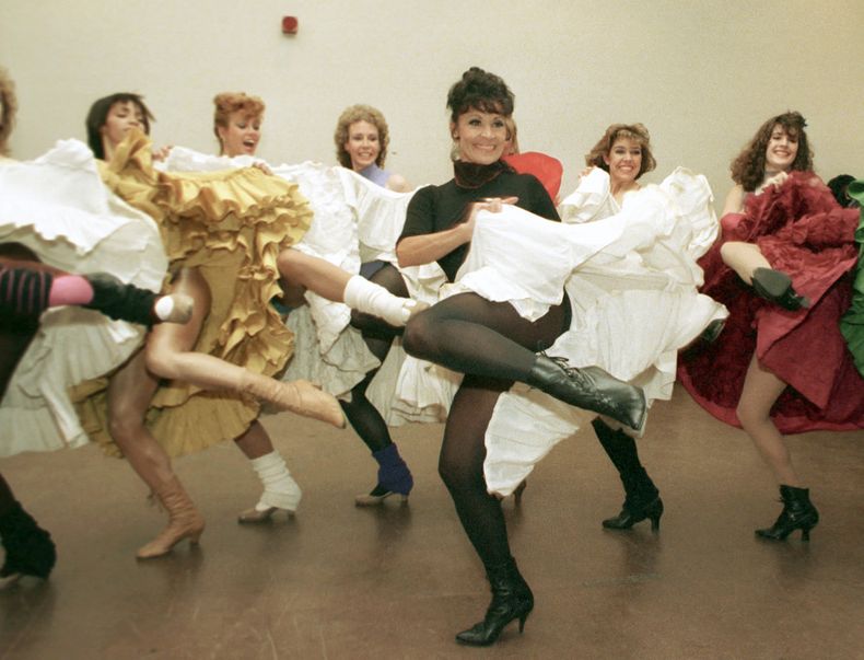 ARCHIVO - La estrella de Broadway Chita Rivera, frente, y las Rockettes del Radio City Music Hall ensayan Can Can de Cole Porter en Nueva York el 21 de enero de 1988. (Foto AP/Marty Lederhandler, archivo)