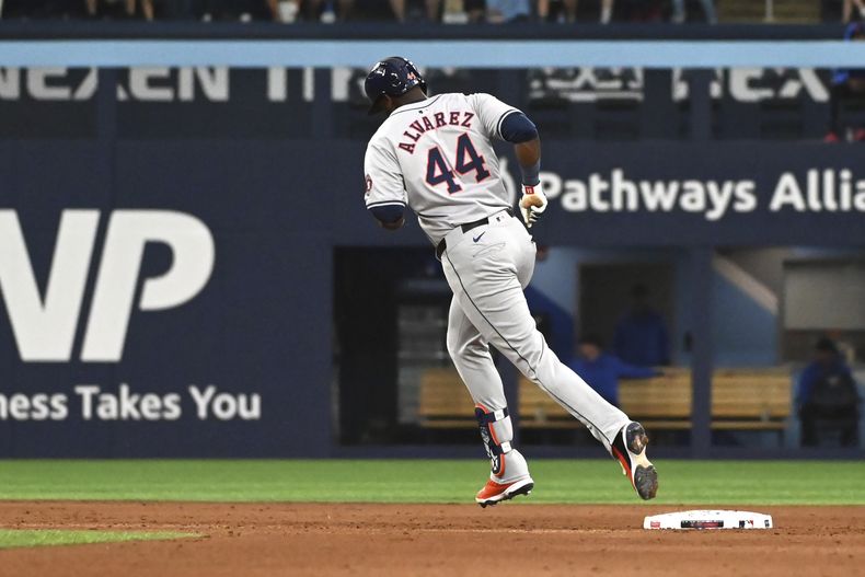 El cubano Yordan Álvarez, de los Astros de Houston, recorre las bases luego de sacudir un jonrón ante los Azulejos de Toronto, el miércoles 3 de julio de 2024 (Jon Blacker/The Canadian Press via AP)