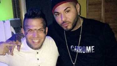 el chacal y osmani garcia ayudan, pero el gladiador sigue durmiendo en las calles