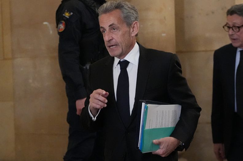 El expresidente de Francia, Nicolas Sarkozy, llega a la corte de apelaciones en París, Francia, el lunes 16 de marzo de 2026, para su juicio por financiamiento ilegal en su campaña presidencial de 2007 por parte del gobierno del fallecido líder libio Moammar Gadhafi. (AP Foto/Thibault Camus)