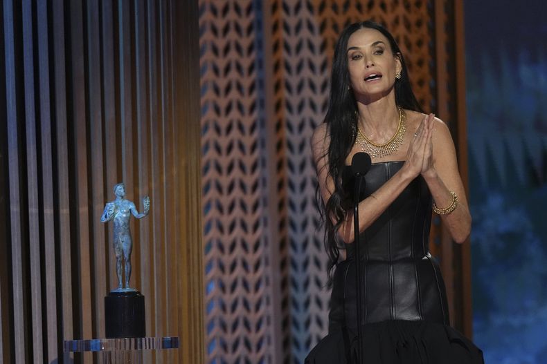 Demi Moore recibe el premio a mejor actriz por The Substance en la 31ª edición anual de los Premios SAG el domingo 23 de febrero de 2025 en el Shrine Auditorium de Los Ángeles. (Foto AP/Chris Pizzello)