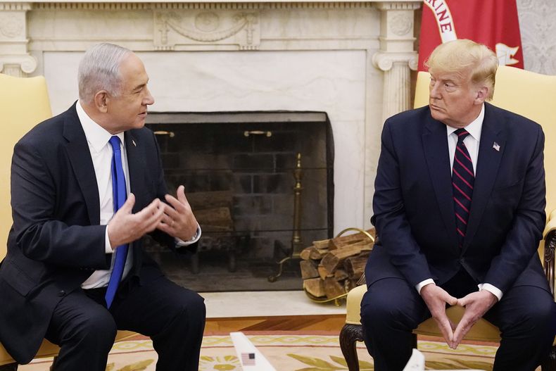 Archivo - El presidente Donald Trump, derecha, se reúne con el primer ministro israelí, Benjamin Netanyahu, en la Oficina Oval, el 15 de septiembre de 2020, en la Casa Blanca, en Washington. (AP Foto/Alex Brandon, Archivo)