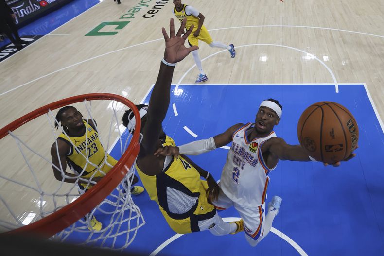 El base del Thunder de Oklahoma City Shai Gilgeous-Alexander lanza el balón frente al pívot de los Pacers de Indiana Pascal Siakam en el juego 5 de las Finales de la NBA el lunes 16 de junio del 2025. (Matthew Stockman/Pool Photo via AP)