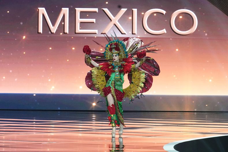 Miss México Fátima Bosch participa en la competencia de trajes nacionales del certamen Miss Universo en la provincia de Nonthaburi, Tailandia, el miércoles 19 de noviembre de 2025. (Foto AP/Sakchai Lalit)