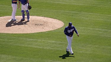 Dodgers otorgan extensión de contrato a manager Roberts