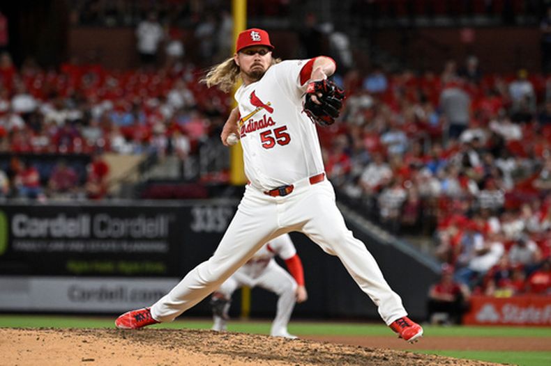 El lanzador relevista de los Cardenales de San Luis, Ryne Stanek, lanza en la octava entrada de un partido de béisbol contra los Padres de San Diego, el martes 16 de junio de 2026, en San Luis. (Foto AP/Joe Puetz)