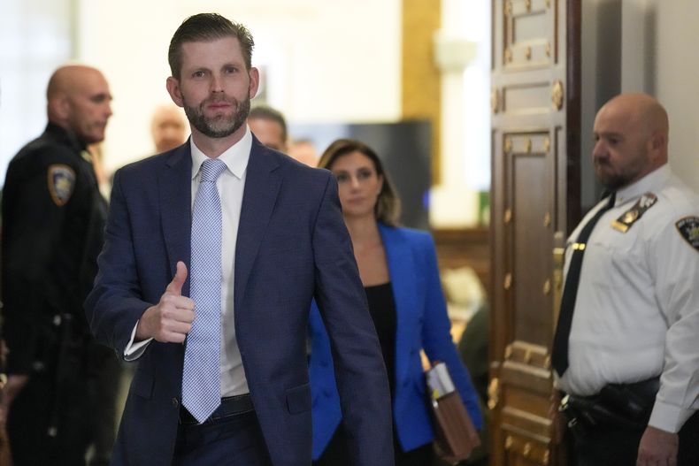 Eric Trump sale de un tribunal durante un descanso en el juicio en contra de su familia y la empresa de su padre Donald Trump, el jueves 2 de noviembre de 2023, en la Corte Suprema de Nueva York. (AP Foto/Seth Wenig)