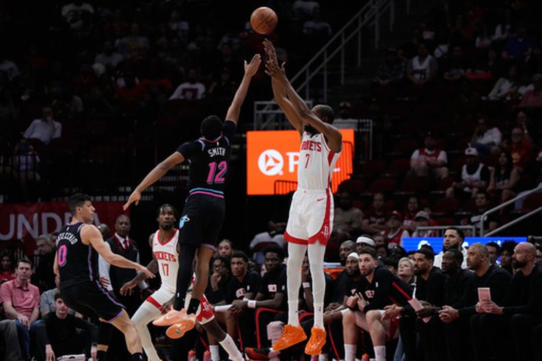 El alero de los Rockets de Houston, Kevin Durant (7), lanza ante la defensa del base del Heat de Miami, Dru Smith (12), durante la primera mitad de un juego de baloncesto de la NBA en Houston, el sábado 21 de marzo de 2026. (Foto AP/Ashley Landis)