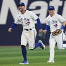 El jardinero derecho de los Azulejos de Toronto George Springery el jardinero central Daulton Varsho celebran tras la victoria ante los Gigantes de San Francisco el miércoles 28 de junio del 2023. (Frank Gunn/The Canadian Press via AP)