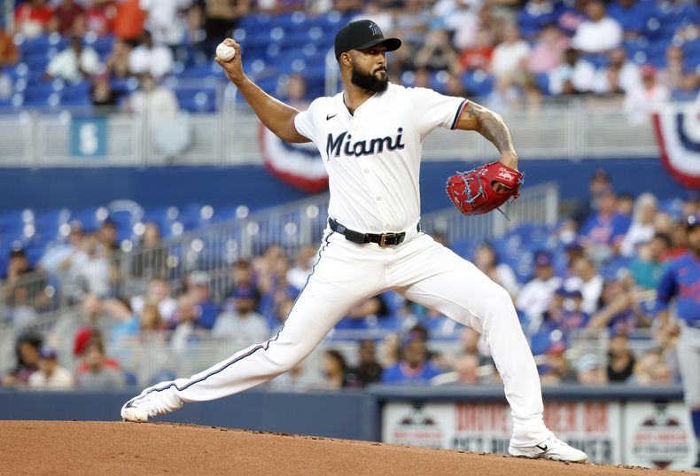 El lanzador de los Marlins de Miami, Sandy Alcántara, lanza durante la primera entrada de un juego de béisbol contra los Mets de Nueva York, el martes 1 de abril de 2025, en Miami. (AP Foto/Rhona Wise)