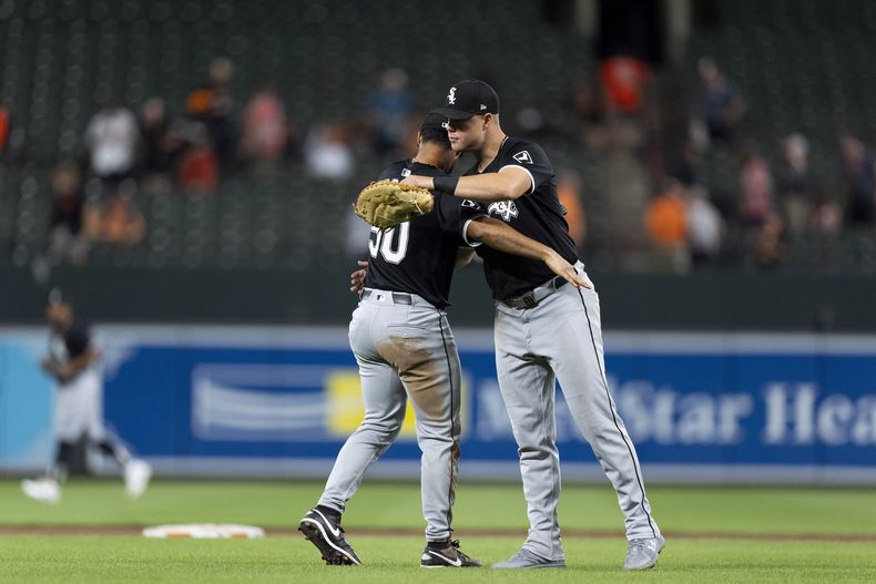 El venezolano Lenyn Sosa (izquierda) y el relevista Justin Anderson, de los Medias Blancas de Chicago, festejan la victoria sobre los Orioles de Baltimore, el miércoles 4 de septiembre de 2024 (AP Foto/Stephanie Scarbrough)
