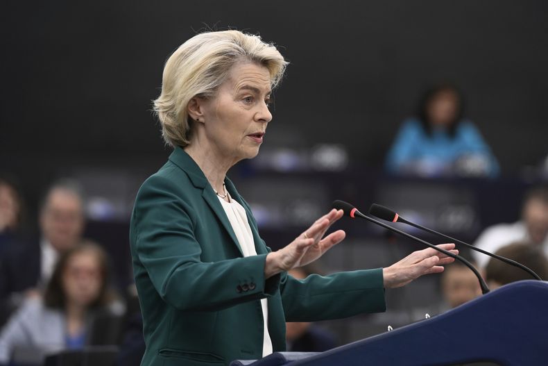 La presidenta de la Comisión Europea, Ursula von der Leyen, ofrece un discurso durante una comparecencia sobre la preparación de una cumbre entre la UE y China, el martes 8 de julio de 2025 en el Parlamento Europeo en Estrasburgo, Francia. (AP Foto/Pascal Bastien)