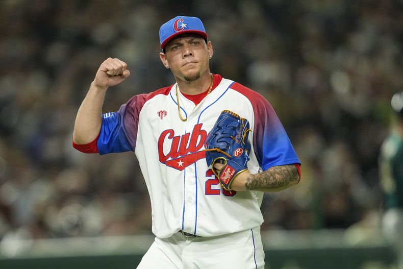 ARCHIVO - Yariel Rodriguez, de Cuba, reacciona durante el encuentro de cuartos de final en el Clásico Mundial de Béisbol entre Australia y Cuba, en el Domo de Tokio, en Tokio, el miércoles 15 de marzo de 2023. (AP Foto/Toru Hanai, File)