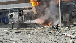 En esta imagen, distribuida por el Servicio de Emergencias de Ucrania, bomberos trabajan para sofocar un incendio en un edificio dañado por un ataque ruso, en Kiev, Ucrania, el 29 de diciembre de 2023. (Servicio de Emergencias de Ucrania vía AP)