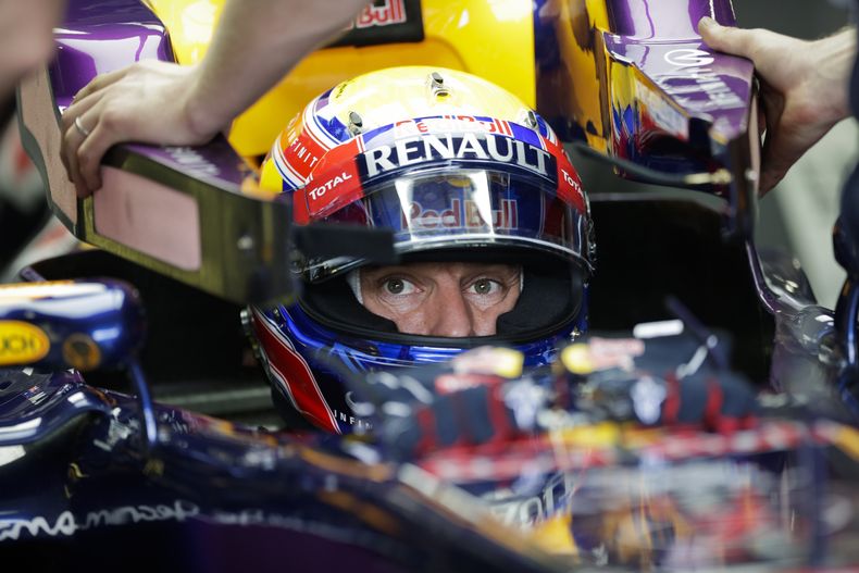 El piloto de Red Bull, Mark Webber, aparece sentado dentro de su b&oacute;lido en una pr&aacute;ctica del GP de Brasil el viernes, 22 de noviembre de 2013, en Sao Paulo. (AP Photo/Felipe Dana)