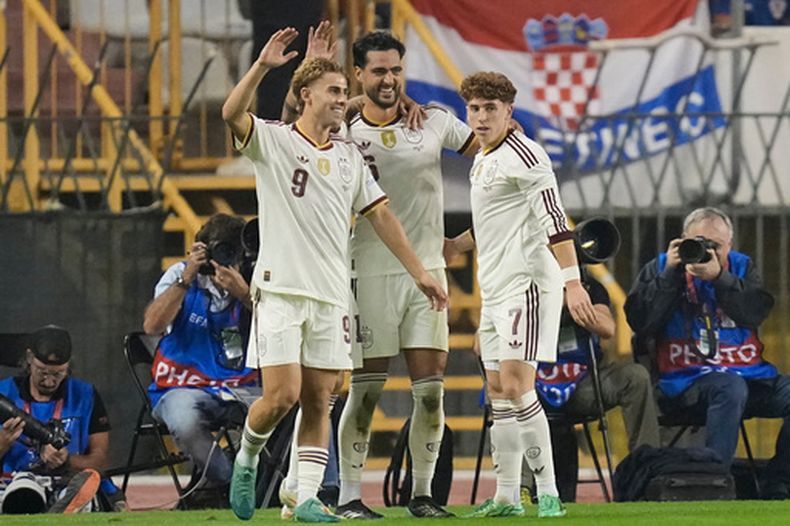 Mikel Merino (centro) celebra tras anotar el segundo gol de España en la victoria 2-1 ante Croacia en la Liga de Naciones de la UEFA, el martes 6 de octubre de 2026, en Split, Croacia. (AP Foto/Darko Bandic)