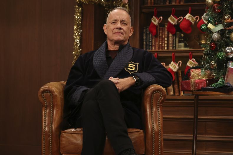 Esta imagen publicada por NBC muestra a Tom Hanks haciendo una aparición especial durante el Cold Open del 5 Timers Club para Saturday Night Live el 21 de diciembre de 2024 en Nueva York. (Will Heath/NBC via AP)